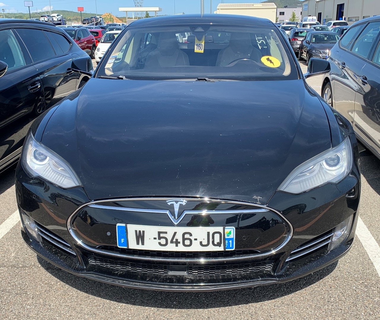 Tesla W-garage(1).jfif